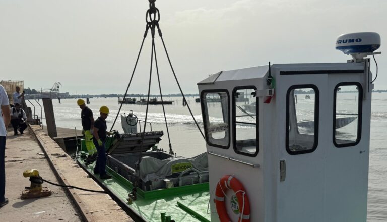 Laguna veneziana, varata la nuova imbarcazione per raccogliere i rifiuti galleggianti