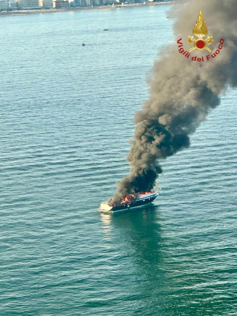 Yacht di 20 metri in fiamme affonda al largo di Jesolo: evacuate dieci persone