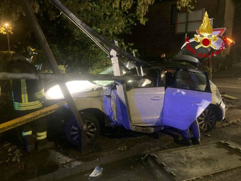 Vicenza, schianto all’alba: auto contro la segnaletica, intervengono i vigili del fuoco