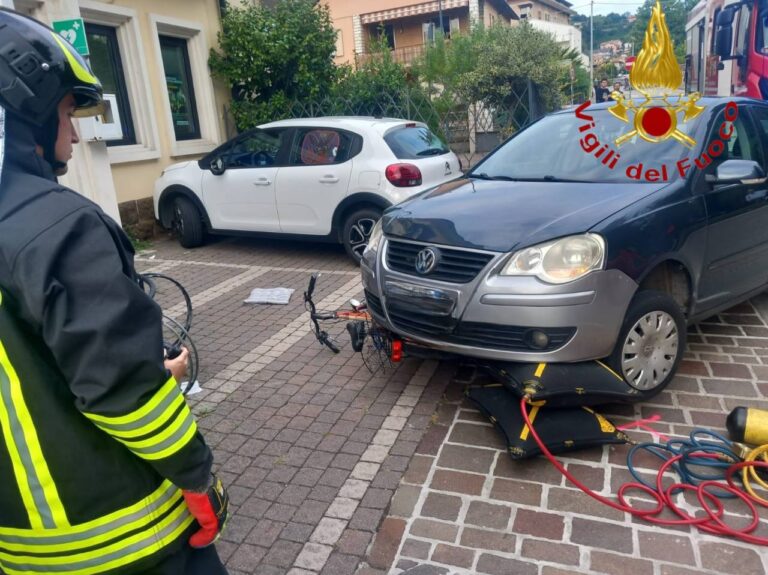 Montebello Vicentino, ciclista intrappolato sotto l’auto dopo lo scontro