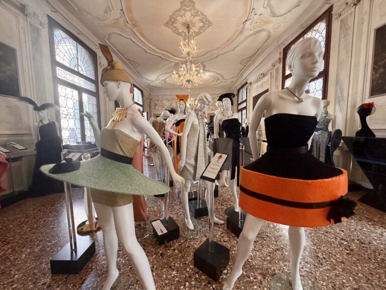 Pierre Cardin, apre a Venezia la Casa Museo dello stilista: esposte 350 opere tra abiti, gioielli e accessori