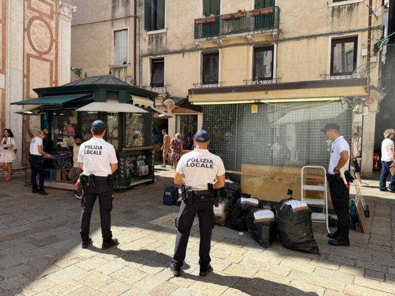 Venezia, merce fuori dagli spazi autorizzati: sequestrati 1.900 souvenir in Campo San Giovanni Grisostomo