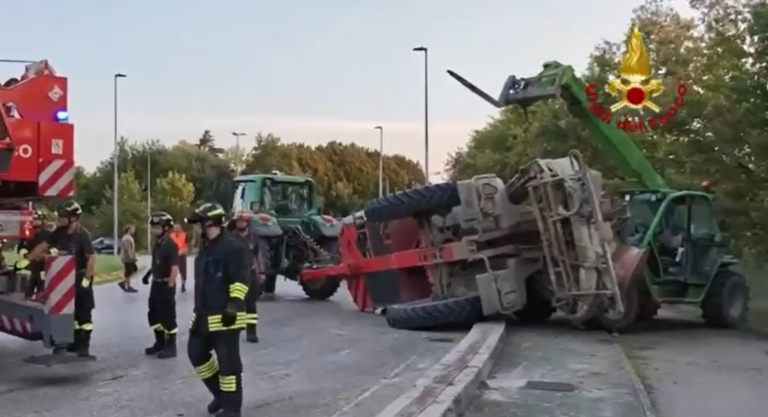 Si ribalta un’irroratrice sulla strada, disagi alla circolazione a Casale sul Sile