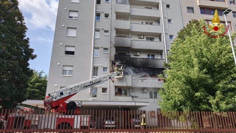 Incendio in un appartamento a San Giovanni Lupatoto: sei persone soccorse per l’inalazione del fumo, evacuato il palazzo