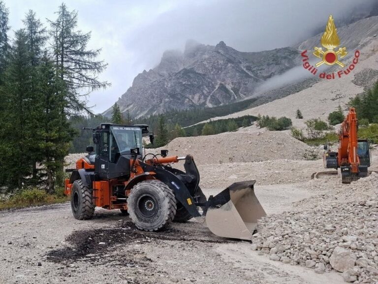 Maltempo nel Bellunese: alberi caduti, allagamenti e una frana al Passo Staulanza