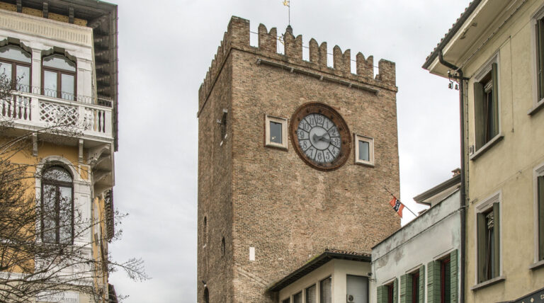 Nuovi rivestimenti per la scala esterna della torre civica di Mestre, Venturini: “Gesto di cura per uno dei simboli della nostra città”