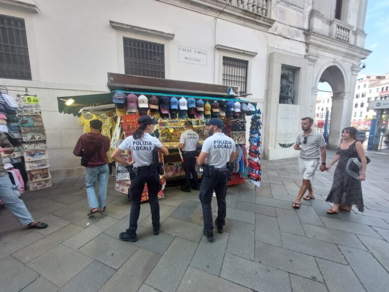 Venezia, controlli in due chioschi-edicola: sequestro della merce e sanzione da 5 mila euro
